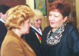 В тесном контакте работают городской комитет образования во главе с её председателем Т.П. Алексеевой (слева) и ИНПО НовГУ - ректор института Р.М. Шерайзина (справа).