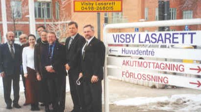 Новгородцы с коллегами у входа в лазарет Висби.