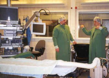 В.Р. Вебер и его шведский коллега в операционной.