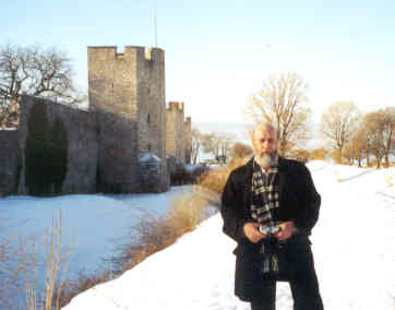В.Н. Зеленин у стен крепости Висби.