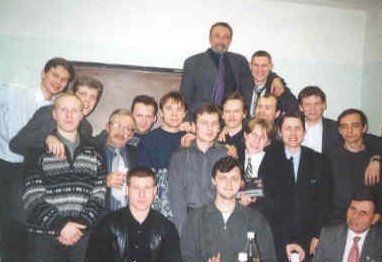 Студенты и преподаватели ФТФ кафедры радиосистем после вручения дипломов.