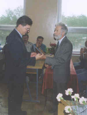 Б.Ф. Кирьянов вручает диплом выпускнику ФМИ.