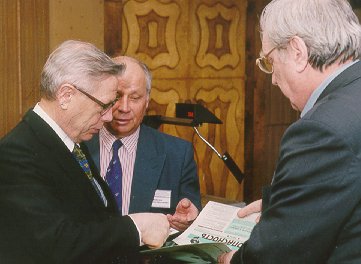 Председателю оргкомитета конференции д. с.-х. наук профессору Г.Н. Вяйзенену (в центре) есть что рассказать гостям. 