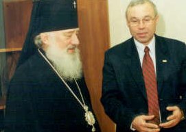 Архиепископ Новгородский и Старорусский Лев и председатель областного комитета здравоохранения В.А. Медик на открытии Центра семейной медицины в ИМО.