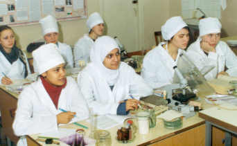 Студенты фармацевтического факультета ИМО на занятиях.