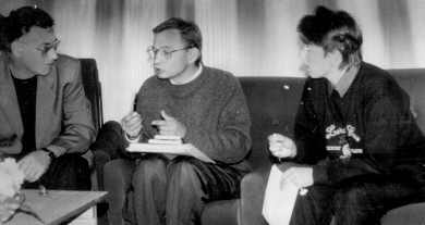 Владимир Серафимович Худницкий (в центре).