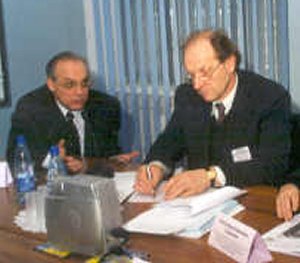 Рабочий момент: В.Н. Неволин (слева) и А.Л. Гавриков.