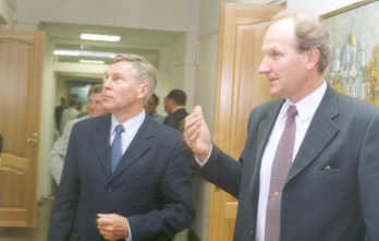 А.Л. Гавриков вручает М.М. Прусаку аттестат профессора.