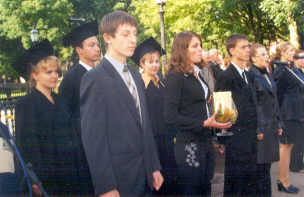 Выпускники и первокурсники с кубком 