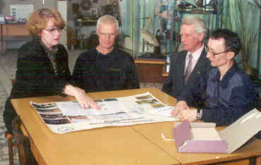 В работе со студентами помогают международные контакты:На снимке (справа налево) А.Н, Токарь, преподаватель кафедры животноводства, В.Т. Николаенок, декан технологического факультета, Майкл Гангвер(США) и Т.В. Денисенкова в музее института