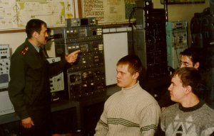 Подполковник Ю.Д. Курдов ведет занятия на военной кафедре НовГУ.