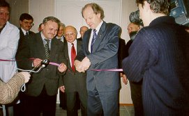 Открывая Центр, Д.А. Филиппов, Б.И. Селезнев и А.Л. Гавриков разрезают ленточку(в центре снимка слева направо).