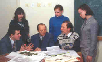 Студенты активно включаются в анучную раюоту.