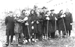 Вспоминаются постоянные субботники: институт расширялся...