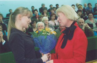 На торжество пришло много выпускников, чтобы поздравить своих преподавателей. Заведующая кафедрой переработки хозпродукции Л.Ф.Глущенко (справа) растрогана