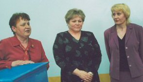 Директор Новгородского института переподготовки кадров агропромышленного комплекса А.М. Козина (в центре) пришла поздравить друзей вместе с коллегами