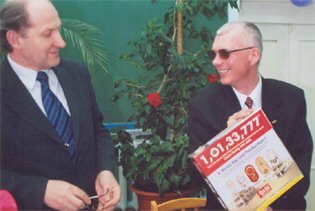 Президент НовГУ А.Л.Гавриков поздравляет ректора ИСХиПР Н.Н.Максимюка