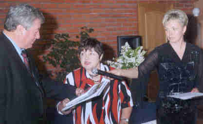 Мэр Великого Новгорода принимает ответвный дар от редакции газеты 