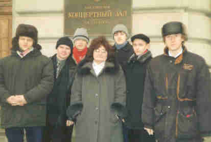 Участники студии НовГУ под руководством Л.А.Венгрус на пороге Концертного зала консерватории. Санкт-Петербург, 2004 год. 