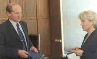 Канцлер Падерборнского университета Беата Виланд и А.Л. Гавриков обмениваются сувенирами