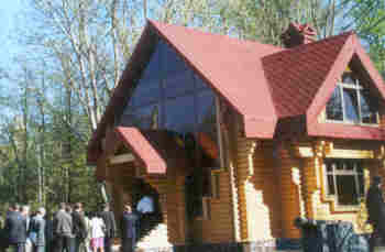 Это, конечно, не жилой дом для универсантов, а Красная изба. Но очень хотелось, чтобы в Университетском городке каждая 