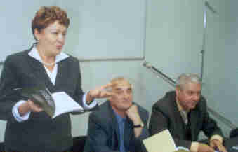 Ректор ИНПО Р.М. Шерайзина представляет гостям журнал 