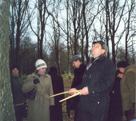 ...Еще издали А.Н.Авдеев обратил внимание на деревья с необычной ыормой кроны