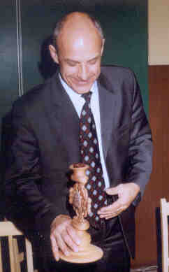 Ректор СПбГЭТУ Д.В. Пузанков принимает подарок - 