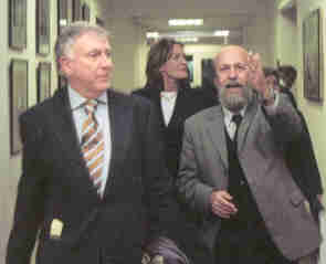 Проректор по МС В.С. Зеленин (справа) с большим увлечением и энтузиазмом рассказывает гостям об именитых представителях НовГУ. Слева Генеральный консул королевства Нидерландов в Санкт-Петербурге Эдуард ван Хукс, в центре - супруга посла