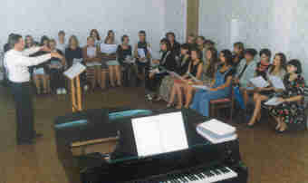 Кафедра музыки. Репетицию старшего хора ведет старший преподаватель, руковдитель хора И.И.Быстров