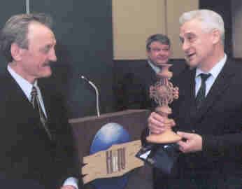 М.А. Хусаинов получает подсвечник из рук проректора по науке НовГУ В.Е. Гантмахера)