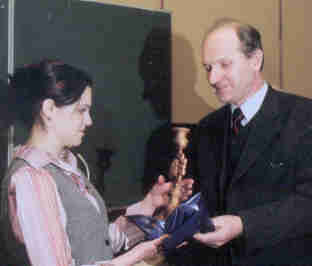 А.Л. Гавриков вручает Надежде награду