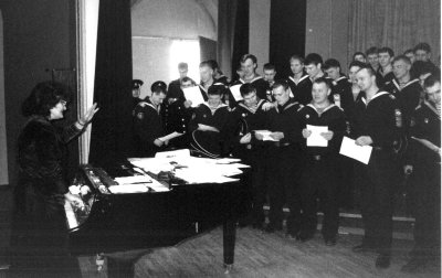 Эти моряки могут не только противостоять ветрам, но и перепеть их под руковдством Л.А. Венгрус (слева). Мастер-класс в высшем военном училище (СПб).