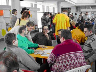 В перерыве турнира новгородцы общаются с капитаном ЮМА Сергеем Виватенко