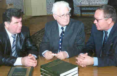 Слева направо: Ю.А. Прокофьев, проректор по учебной работе ГИ НовГУ, А.А, Гусейнов и ректор ГИ НовГУ А.П.Донченко 