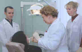 Заведующая кафедрой терапевтической стоматологии профессор А.А. Бритова контролирует работу студентов