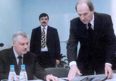 На подписании договора о передаче компьютерного класса (слева направо) С.М.Миронов, Е.Л.Тульцев, А.Л.Гавриков