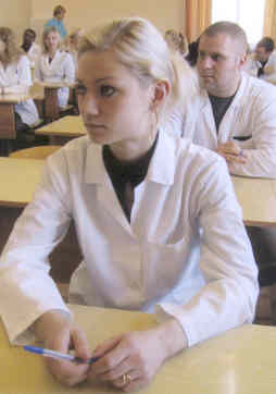 <P>3 июня по всем стоматологическим факультетам России прошло ежегодное междисциплинарное итоговое тестирование (фото: стоматологи ИМО ожидают начала тестирования), которое состояло из 100  заданий по детской и терапевтической стоматологии, хирургии и ортопедии. 31 студент стоматологического факультета ИМО НовГУ сдали на 