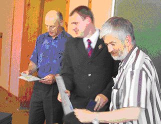 ИТФ:  диплом специалиста вручили А.М. Абрамов и С.Г. Крылов, ст.преподаватель кафедры автотранспорта