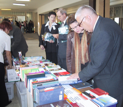 В кулуарах конференции можно было ознакомиться с новейшей юридической литературой.	
