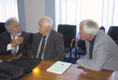 Б.Ф. Кирьянов беседует с участниками конференции