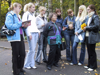 Доцент кафедры лесного хозяйства Э.А. Юрова со своими студентами.