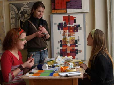 Студентки ФАИС готовят материалы к выставке (ДАС).