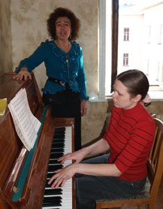 Поет Г.В. Ичева, аккомпонирует концертмейстер студентка Ольга Федорова, гр. 3461.