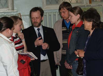 Д.А. Субетто (в центре) с участниками молодежной конференции.