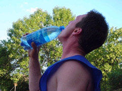 Прежде чем припасть к бутылочке минералки в жаркий день, убедись, что пьешь именно то, что надо.