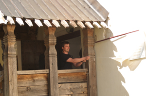 Николай Салоников открывает мемориальную доску на Лихудовском корпусе.