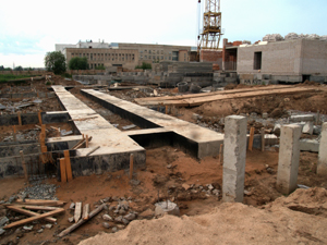 Через два года на этом месте вознесутся корпуса нового студенческого общежития. А сегодня здесь заложен фундамент, начато строительство стен.