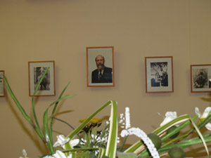 Фотографии и цветы - последняя дань универсантов В.Н. Зеленину.