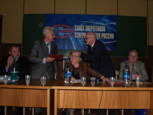 На семинаре состоялось вручение членского билета, свидетельствующего о том, что НовГУ является членом Некоммерческого партнерства 